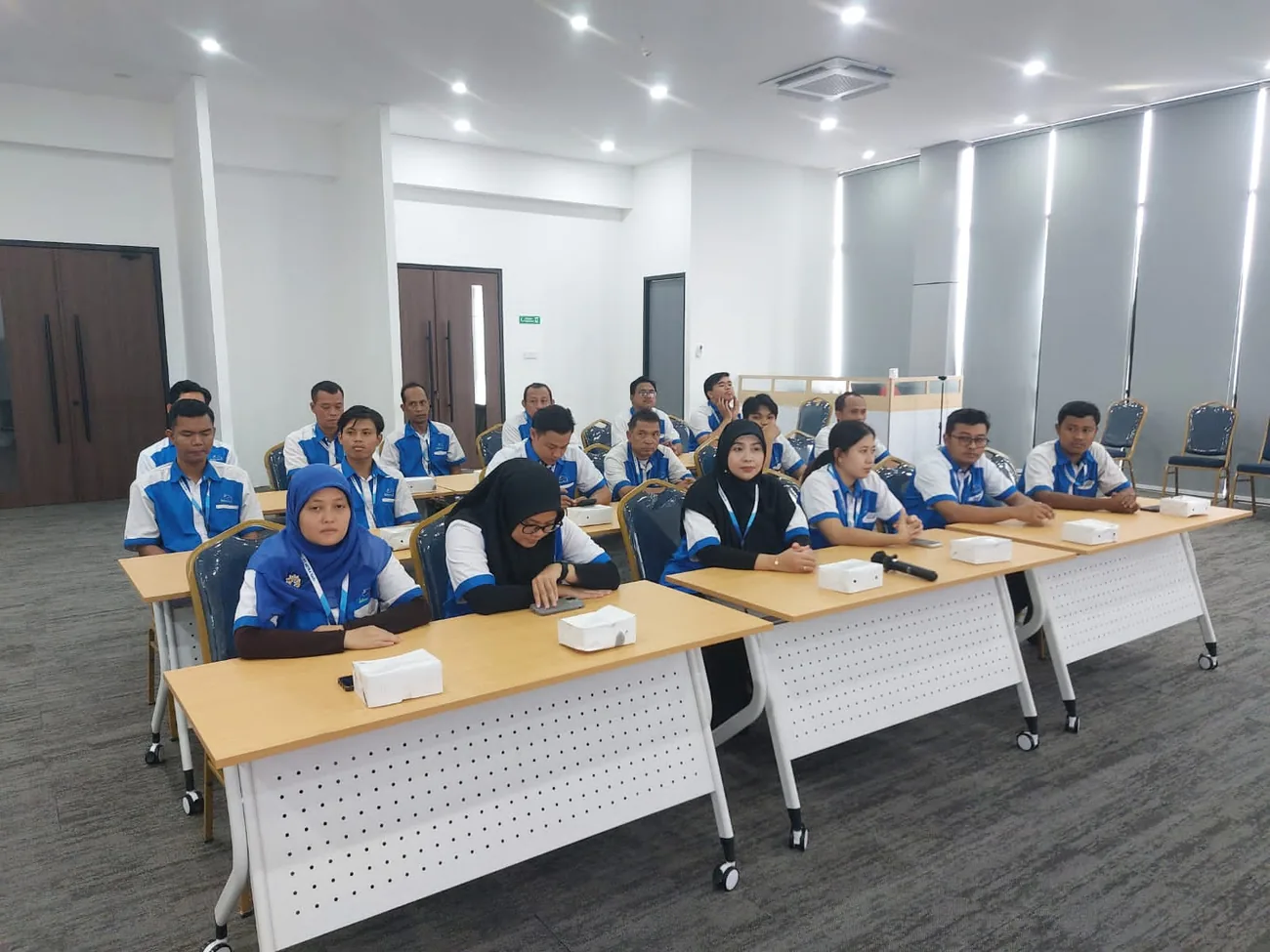 Pembekalan tim operasional Setra Sari sebelum penempatan