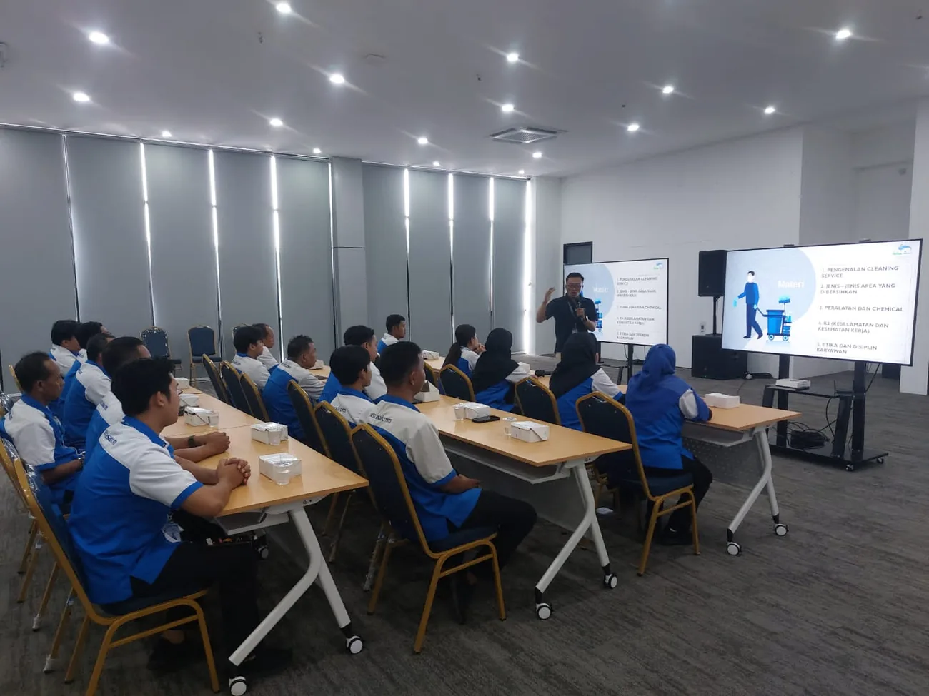 Sesi pelatihan standar kerja cleaning service Setra Sari